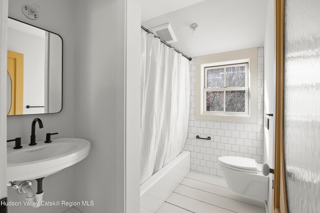 Building Photo - 620 Warren St