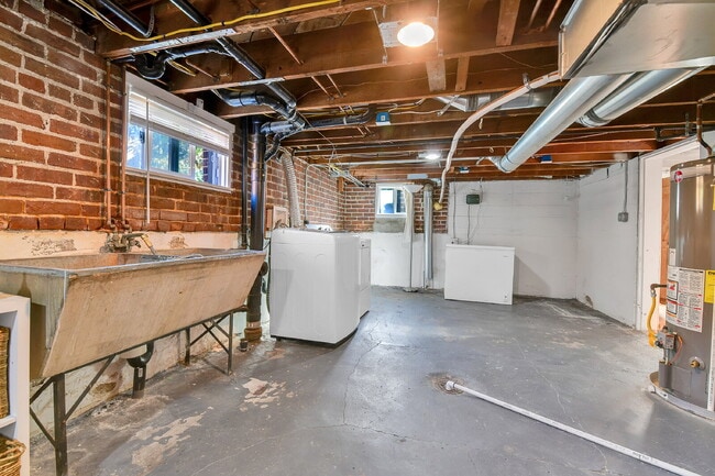 Building Photo - $2,600.00, 1 bed + non-conforming room, 1 ...