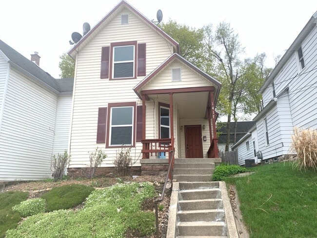 Building Photo - Two Bedroom Home - NE Side of Grand Rapids!