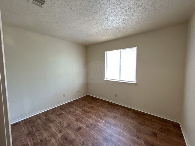 Building Photo - 2108 Carousel Dr