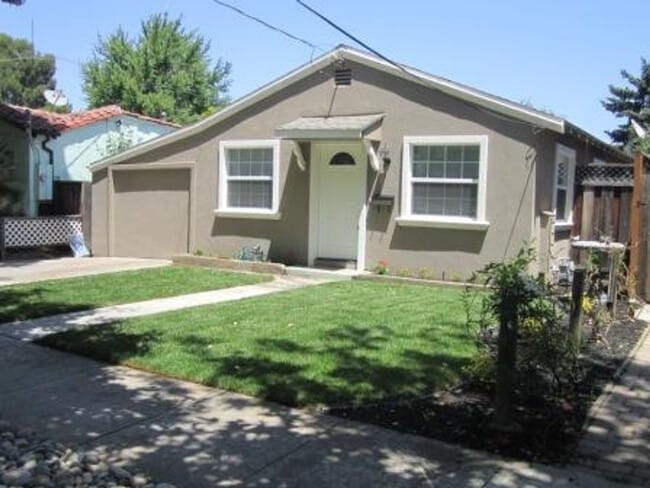 Building Photo - CHARMING 3 BEDROOM, 1 BATHROOM HOME IN DOW...