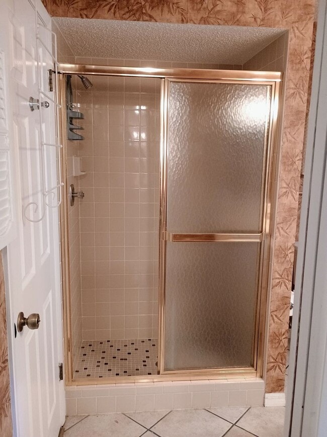 Building Photo - 2 bedroom 2 bathroom home with a screened in porch