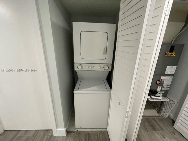 Building Photo - 4725 SW 62nd Ave