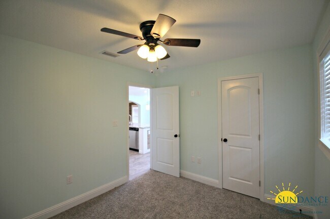 Building Photo - Beautiful Fully Renovated 3 Bedroom Home i...