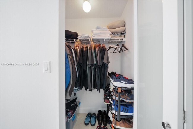 Building Photo - 6515 Collins Ave