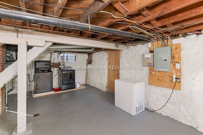 Building Photo - Charming, impeccably clean and maintained ...