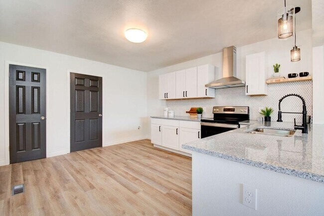 Building Photo - AVAILABLE FOR PRE-LEASE - Modern & Charming 3 Bedroom