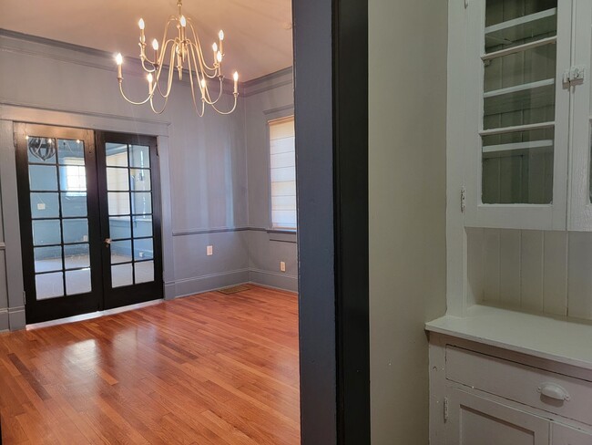 Building Photo - 10ft Ceilings - Chandeliers - Linen Gold S...