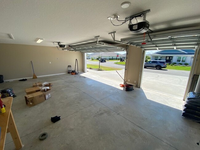 Building Photo - Beautiful Unfurnished 3 bed, 2 bath ANNUAL...