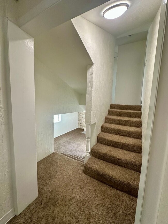Building Photo - Large Home For Rent In Rexburg