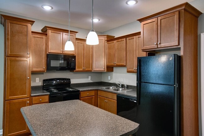 Building Photo - 2202 Cedarbrook Ct