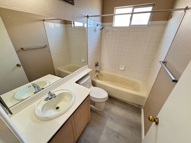 Building Photo - Beautiful 3Bed/2Bath/2Car residence located in Sunrise Manor / Winterwood area
