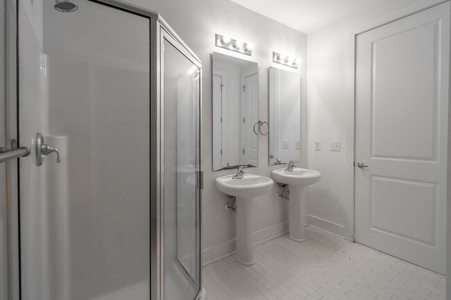 Building Photo - Wonderful 2bd/2bth uptown condo! lots of space in a beautiful building