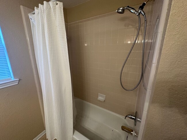 Building Photo - AVAILABLE NOW!!