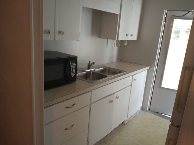 Building Photo - Beautiful renovated home on Six Lake Count...