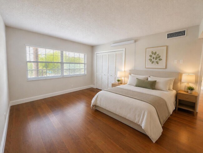 Building Photo - 4030 W Palm Aire Dr