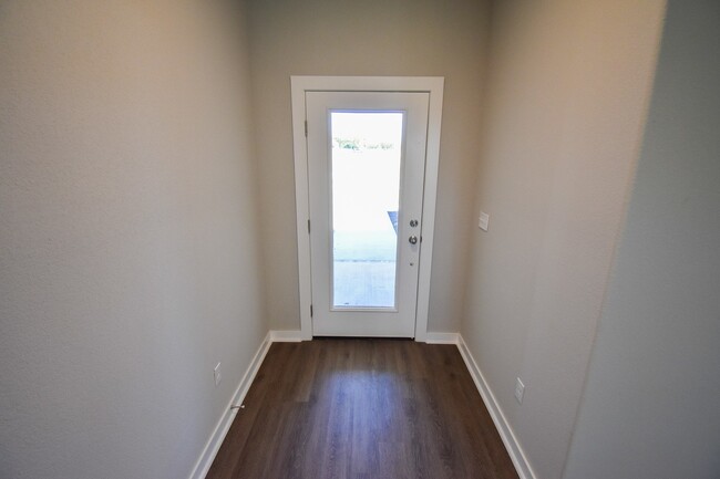 Building Photo - Gorgeous 4 Bedroom, 2 Bathroom Home in Far...