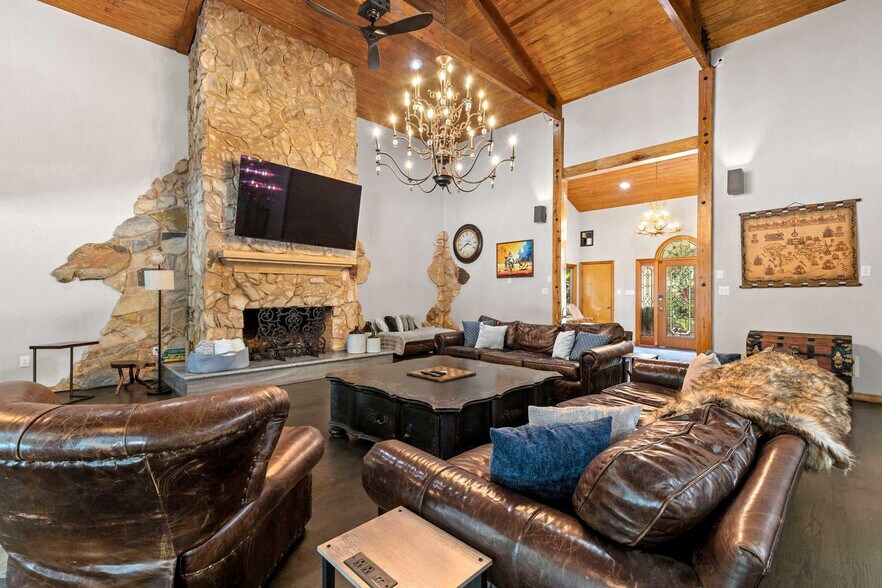 Building Photo - 926 Riverhills Dr