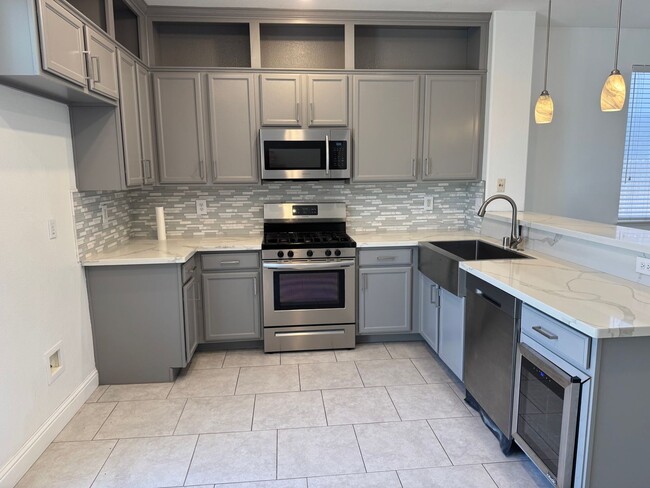Building Photo - Clean Updated 3 Bedroom 2 Bathroom 1527 Sq...