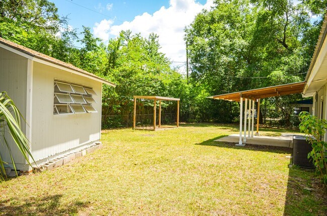 Building Photo - Hazel Heights 3 bedroom 2 bath concrete bl...