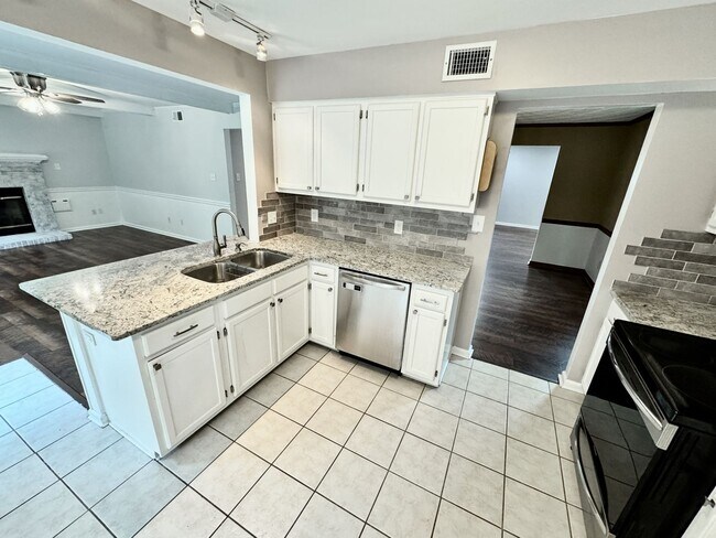 Building Photo - Ready NOW! A 4/2.5 in Glenwood! A Pet Frie...