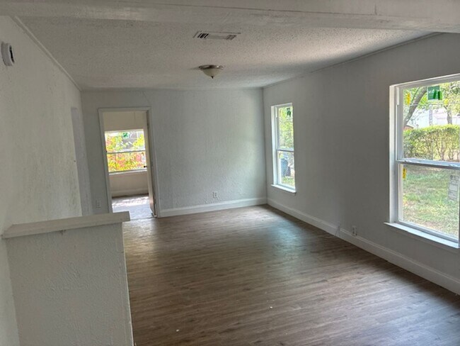 Building Photo - 1107 Pecan Ave