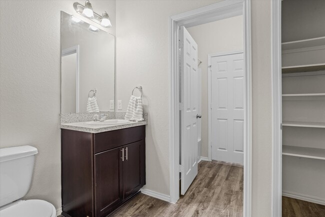 Building Photo - 627-627 E Fairway Lake Dr