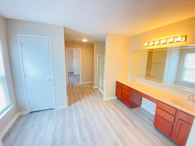 Building Photo - 5843 Amber Ln