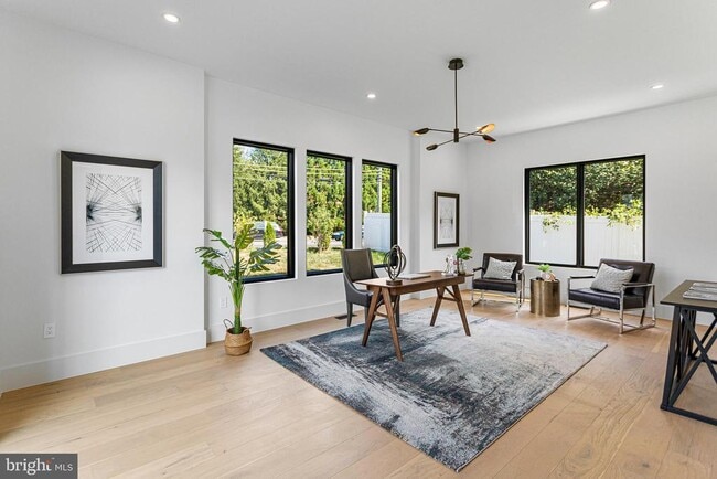 Building Photo - 1733 Chain Bridge Rd