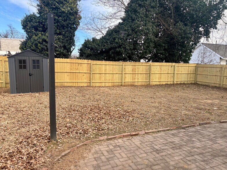 Building Photo - 2511 Charles St