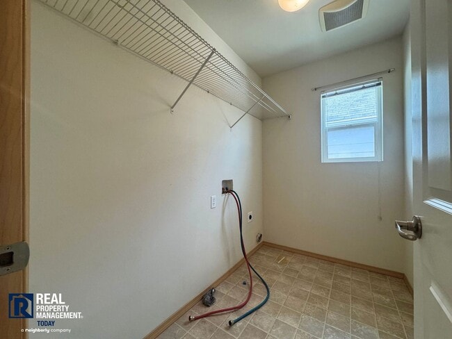 Building Photo - 3BR Silver Creek Home w/ Loft, Fireplace & 2-Car Garage!!