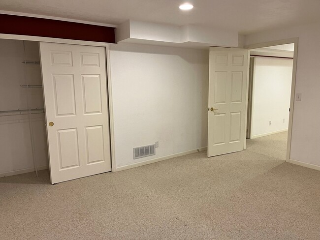 Basement bedroom - 2797 Whitetail Cir