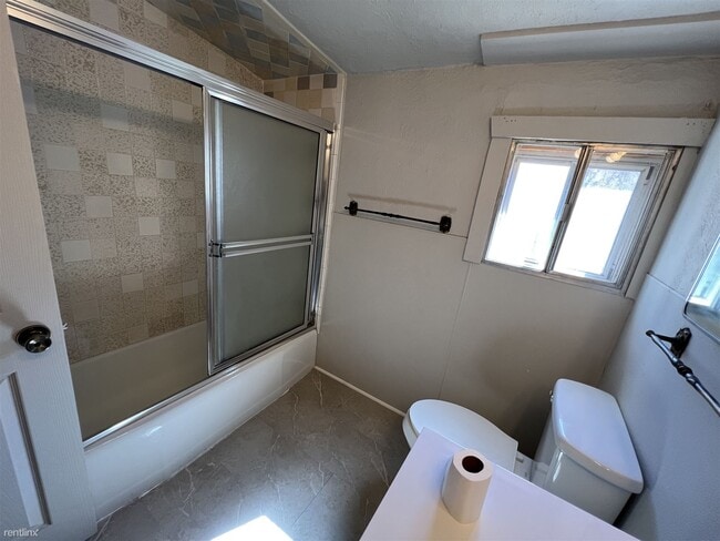 Building Photo - 1 br, 1 bath Triplex - 900 Elm Street 2