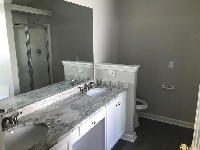 Building Photo - 220 Lake Linden Dr