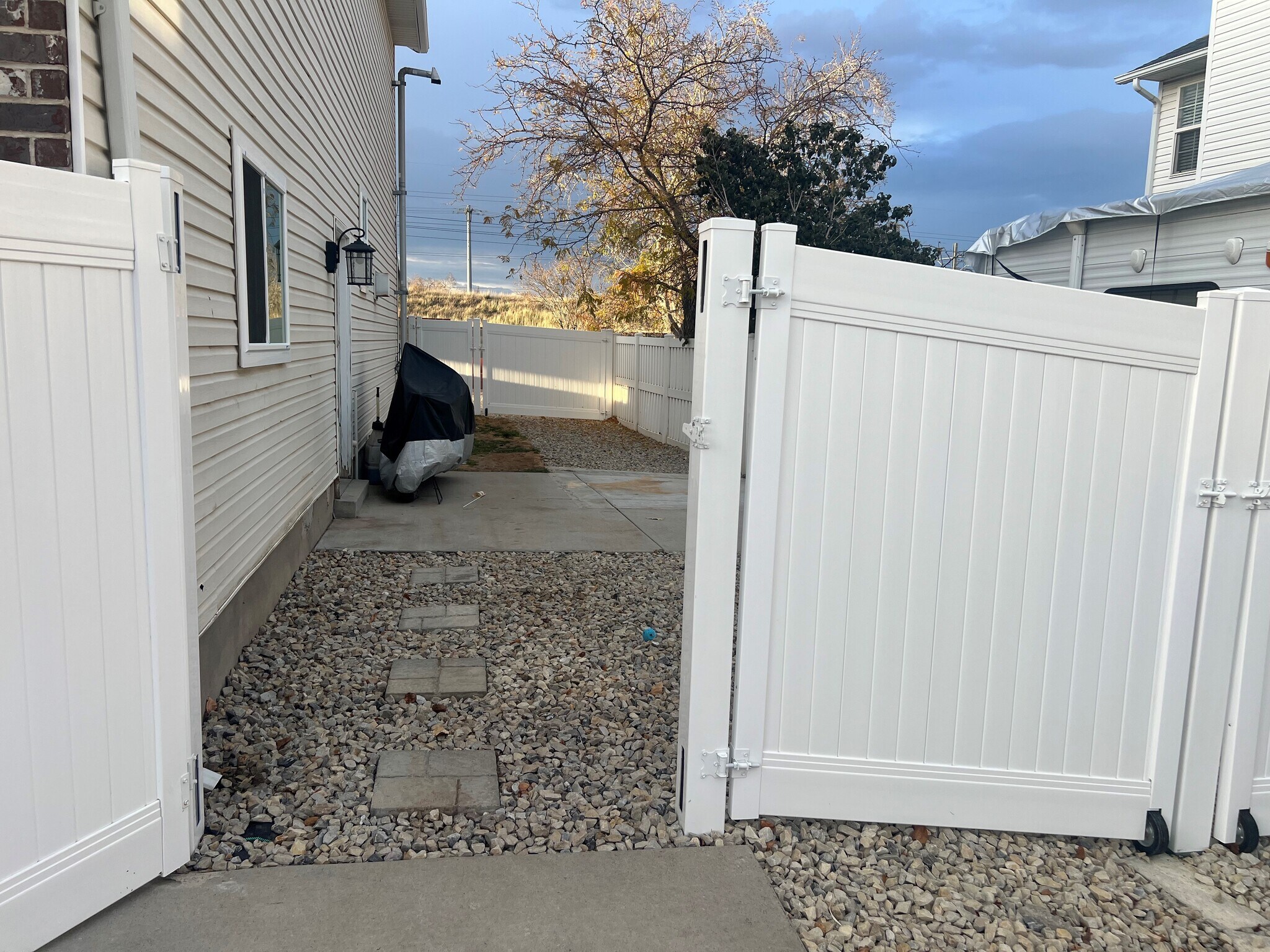 Building Photo - 4368 W Welby Hills Dr