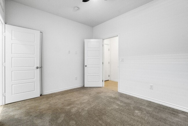 Building Photo - MULTI-GENERATIONAL New Build Home with En Suite In Skye Canyon!