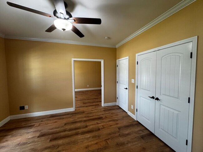 Building Photo - Near Redstone Arsenal Gate 1 with fence, storm shelter and AMAZING spa shower in primary suite
