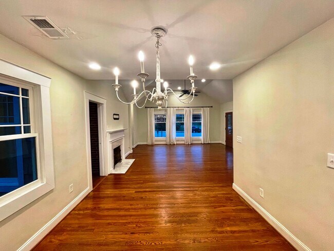 Building Photo - Updated 3 BR/ 2 BA home on Roseland Drive ...