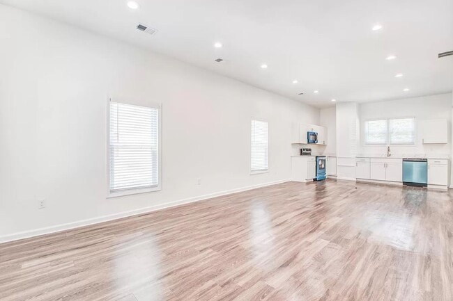 Building Photo - Beautiful Home For Rent in East Memphis-Co...