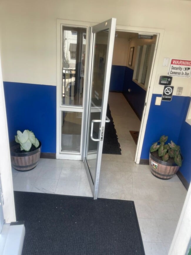 Building Photo - 3bdrm Apartment including utilities