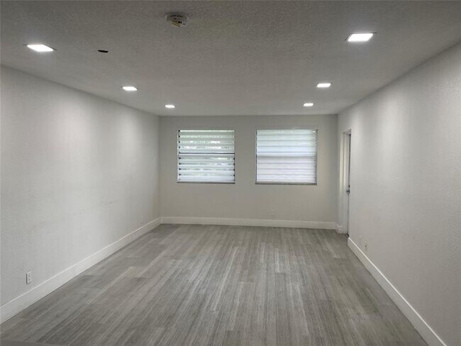 Building Photo - 8100 Geneva Ct