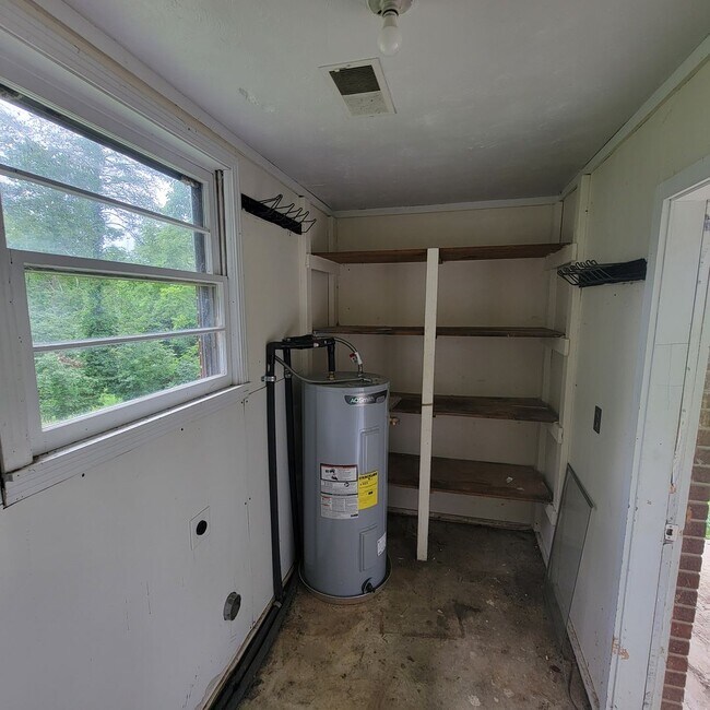 Building Photo - 3/1 Brick Ranch-Cookeville City-Carport
