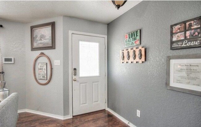 Building Photo - 3 Bed  1/2  Bath  with Large Yard