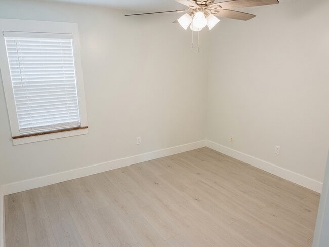Building Photo - 1123 White Oak Dr