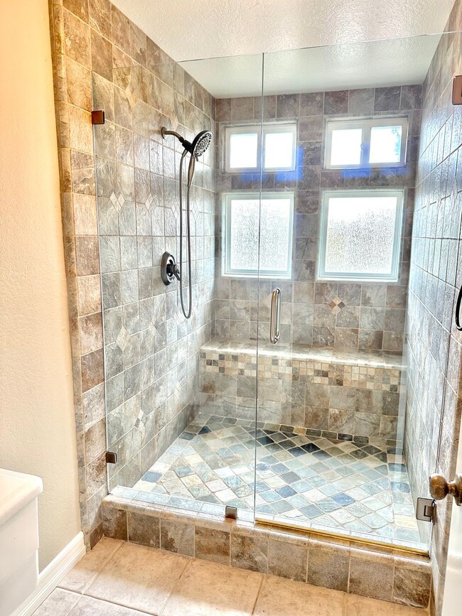 Building Photo - Large 5 Bedroom Single Family Home Near Da...
