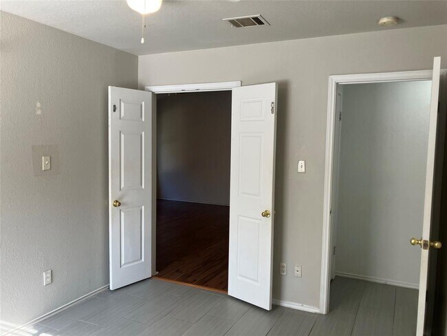 Building Photo - 1209 Wood Creek Dr