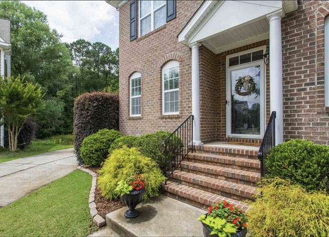 Building Photo - Charming 3-Bed Oasis with Hardwood Eleganc...