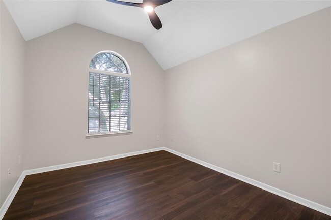 Building Photo - 1908 Oak Hollow Dr W