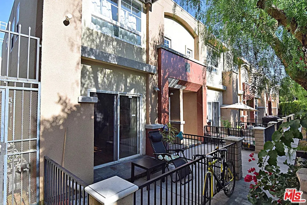 Building Photo - 532 N Mariposa Ave
