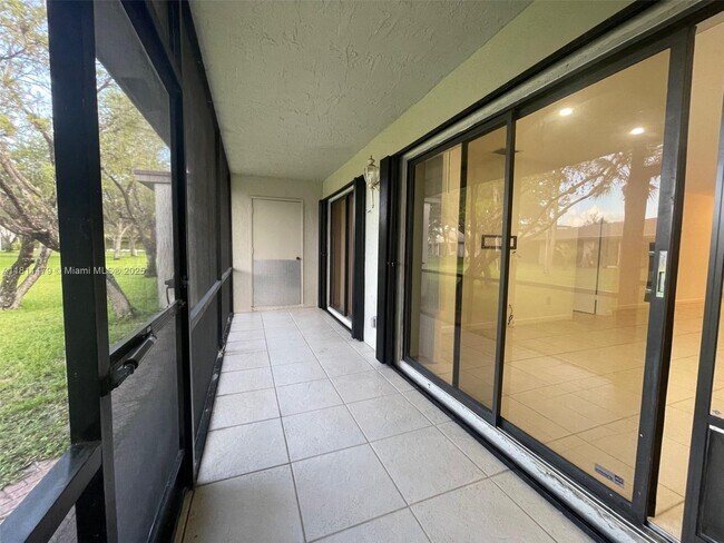 Building Photo - 449 Lakeview Dr